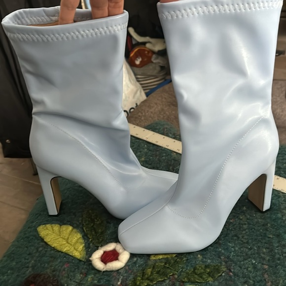 no brand, new boots. no pebbling on soles. 4-inch heel. - Picture 3 of 6